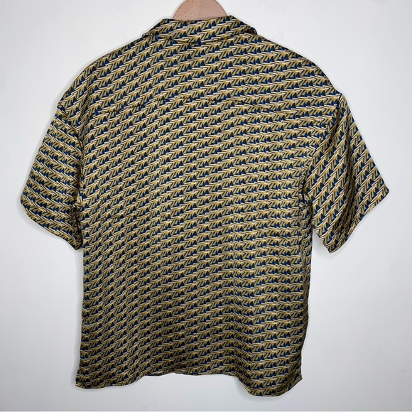 House Of Harlowe Small Button Down Collared Silky Short Sleeve Geometric Top - Picture 8 of 8